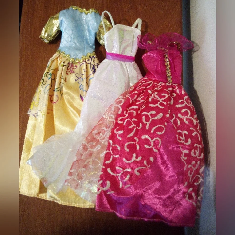 Lot Of Mixed Vintage Newer Barbie Clothing 31 Pieces
